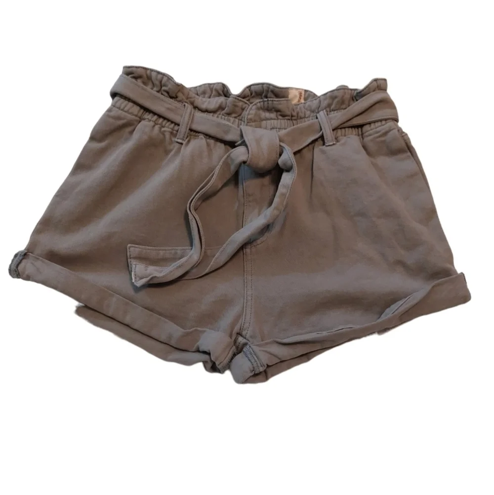 Hollister Ladies Cuffed Tie-Front Shorts- M